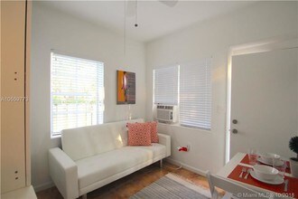 1455 Michigan Ave-Unit -7 in Miami Beach, FL - Foto de edificio - Building Photo