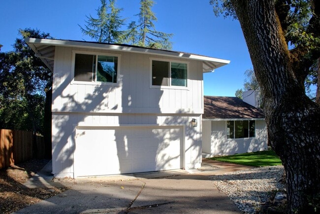 604 Los Olivos Rd in Santa Rosa, CA - Building Photo - Building Photo