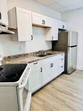 14 Willow St, Unit 1 in Old Town, ME - Foto de edificio - Building Photo