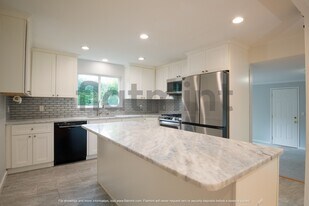 7037 NE 137th St in Kirkland, WA - Building Photo