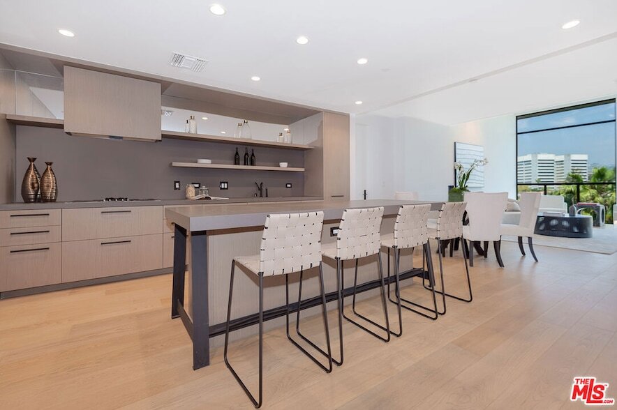 10777 Wilshire Blvd, Unit 703 in Los Angeles, CA - Building Photo
