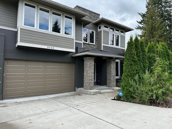 5723 NE 197th St in Kenmore, WA - Building Photo - Building Photo