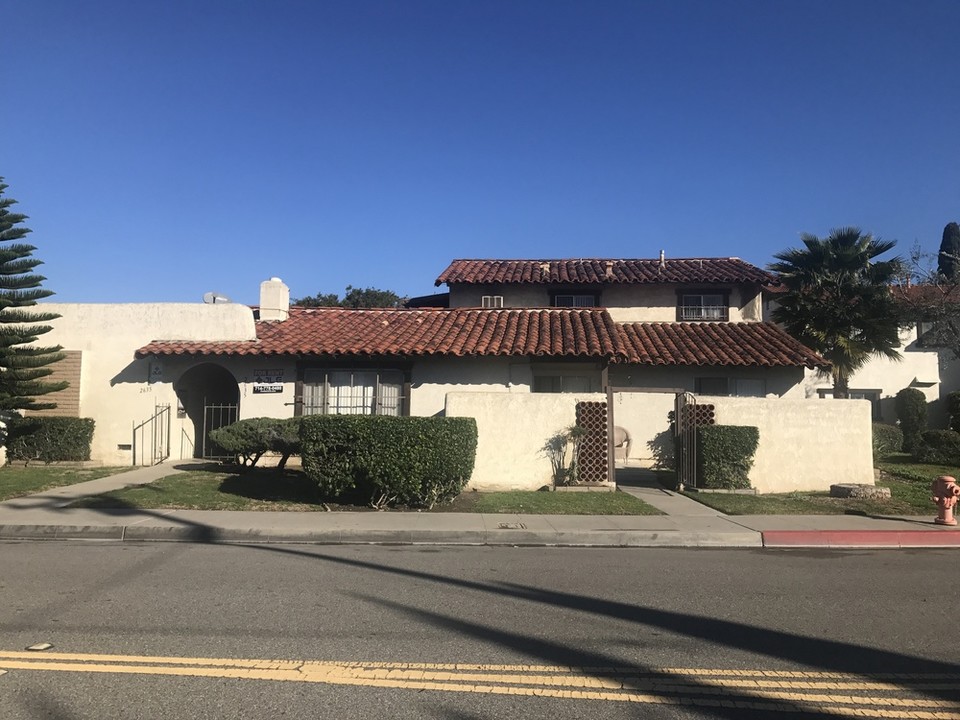 2635 E Almond Ave in Orange, CA - Building Photo