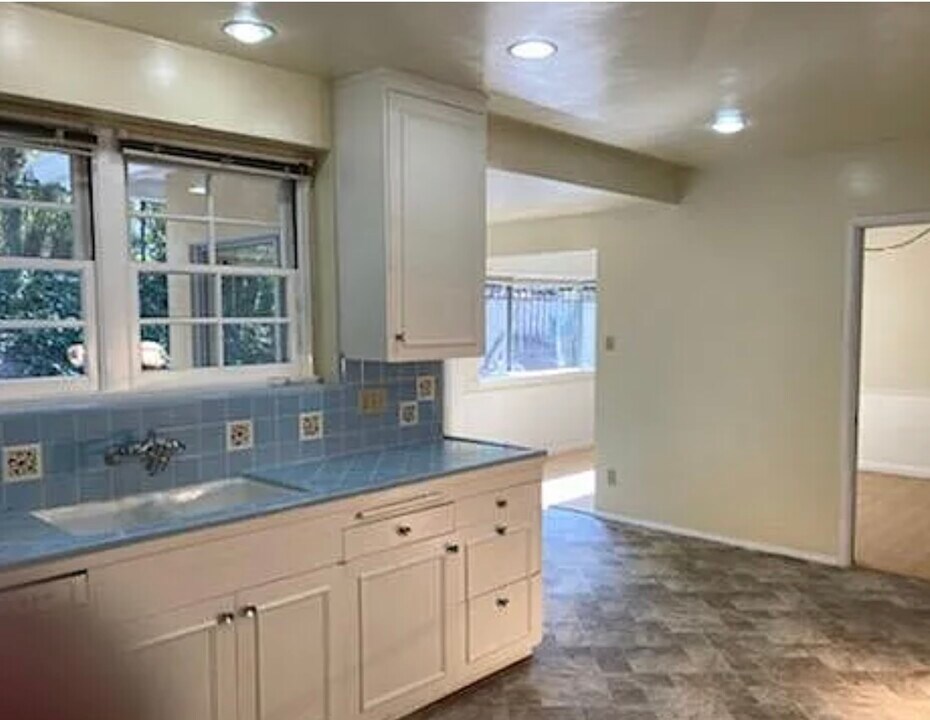 4748 Zelzah Ave in Encino, CA - Building Photo
