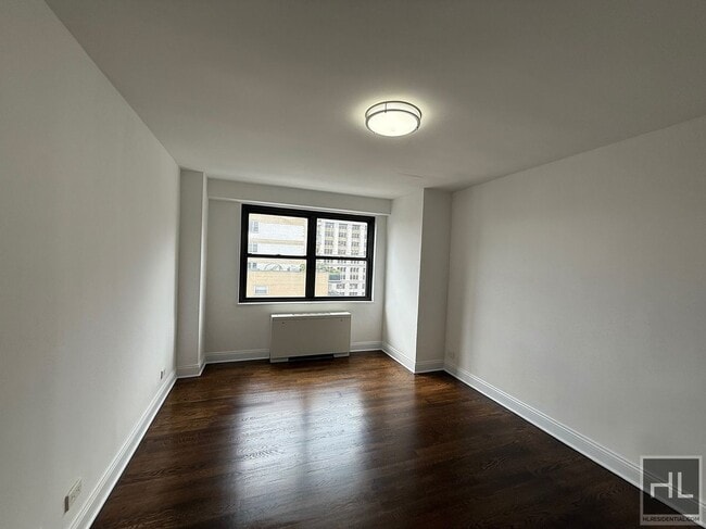 E 16 ST in New York, NY - Building Photo - Building Photo