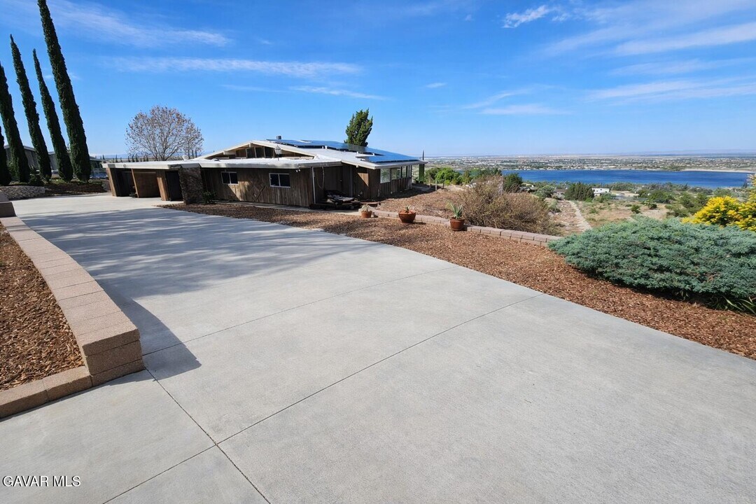 145 Lakeview Dr in Palmdale, CA - Building Photo