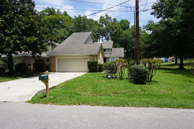 18 Dogwood Trail in Conroe, TX - Building Photo - Building Photo
