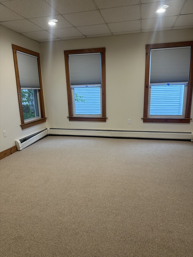 396 High St, Unit 1 in Clinton, MA - Building Photo - Building Photo