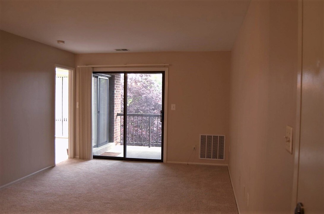 8131 Needwood Rd in Derwood, MD - Foto de edificio