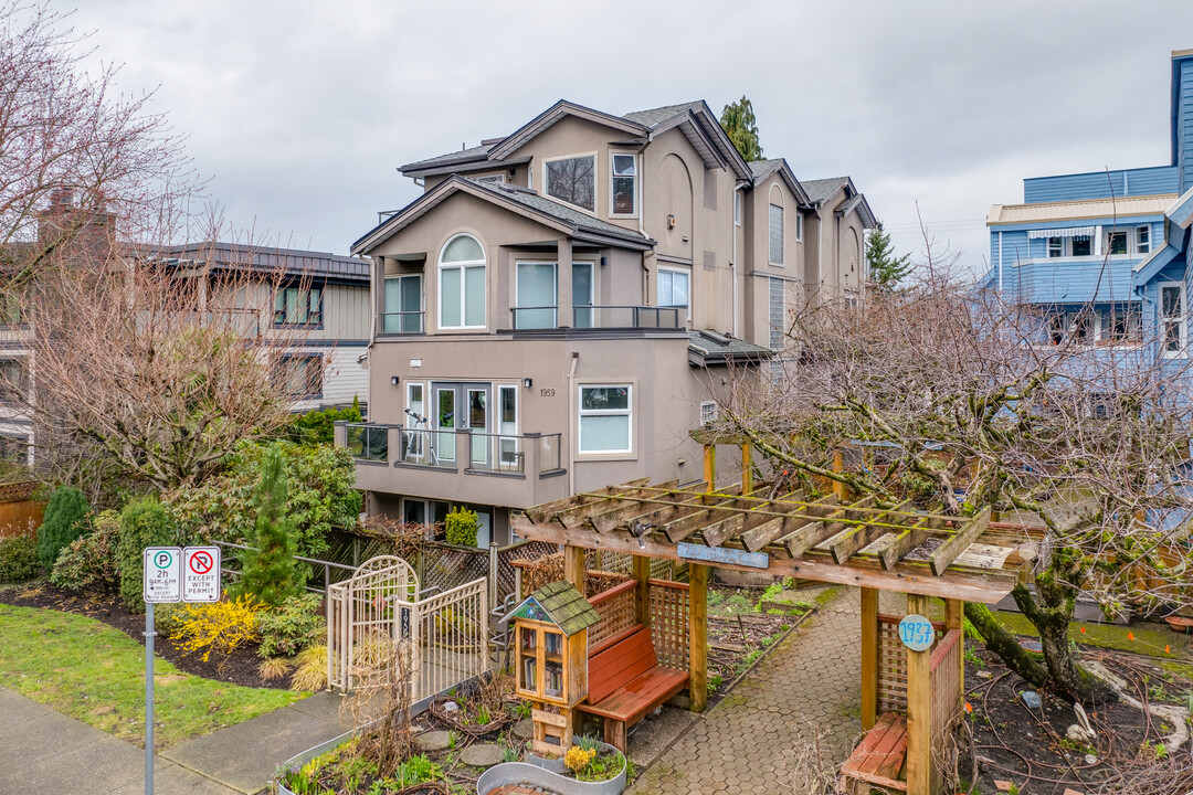 Carmel Place in Vancouver, BC - Building Photo