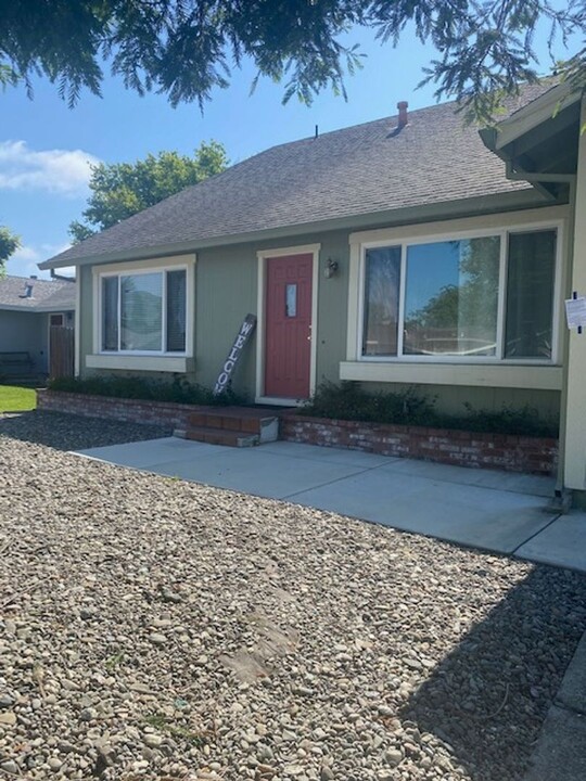 983 Elizabeth Ave in Rohnert Park, CA - Building Photo