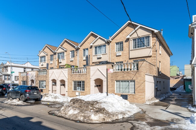 7005 67th Pl in Glendale, NY - Building Photo - Building Photo