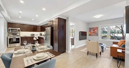 557 St Clair Ave W in Toronto, ON - Building Photo - Building Photo