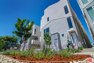 10909 1/2 Otsego St in Los Angeles, CA - Building Photo - Building Photo