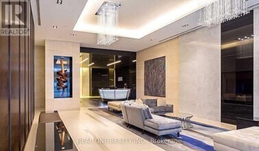 386 Yonge St in Toronto, ON - Building Photo - Building Photo