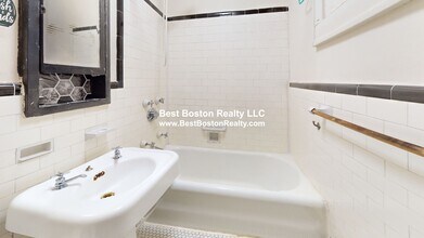 20 W Wyoming Ave in Melrose, MA - Building Photo - Building Photo