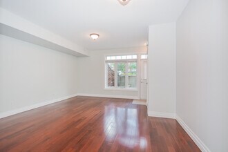 555 King St E in Kitchener, ON - Building Photo - Building Photo