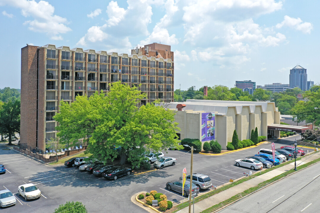 District at West Market Student Housing in Greensboro, NC - Foto de edificio