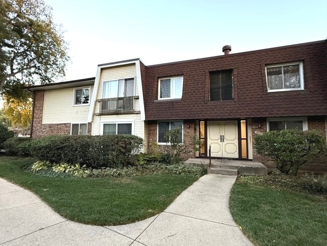 3026 Roberts Dr in Woodridge, IL - Building Photo - Building Photo