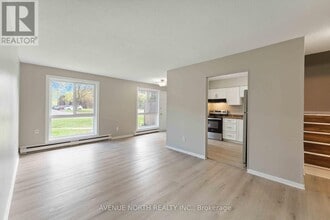 1958 Jasmine Crescent in Ottawa, ON - Building Photo - Building Photo