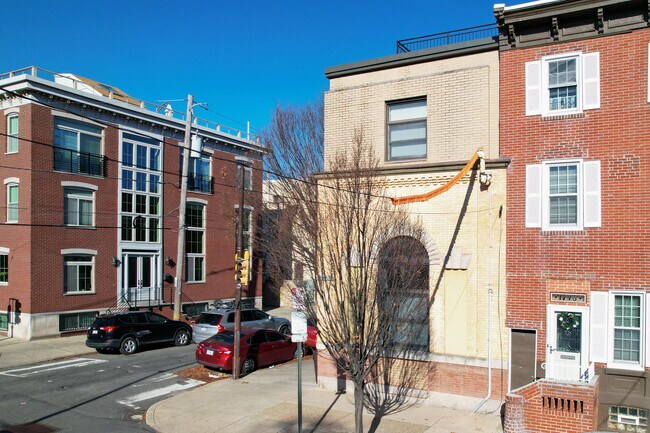 1747 Christian St in Philadelphia, PA - Foto de edificio - Building Photo