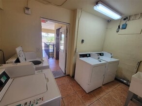 1100 NE 1st Ct, Unit 302 in Hallandale Beach, FL - Building Photo - Building Photo