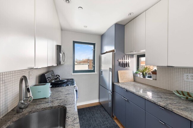 42 Tiffany Pl in Brooklyn, NY - Building Photo - Building Photo