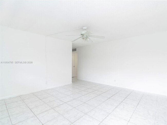 2025 Miami Rd in Fort Lauderdale, FL - Foto de edificio - Building Photo