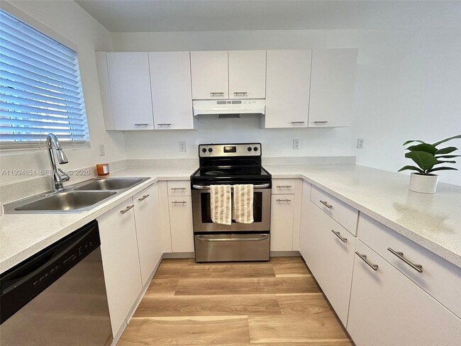 6255 SW Kendale Lakes Cir in Miami, FL - Building Photo - Building Photo