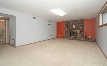 318 Milan Ct in Schaumburg, IL - Building Photo - Building Photo