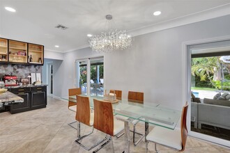 2725 NE 35th Ct in Fort Lauderdale, FL - Foto de edificio - Building Photo