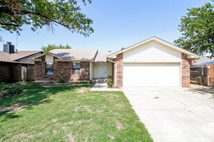 1353 Oswego Dr in Yukon, OK - Building Photo