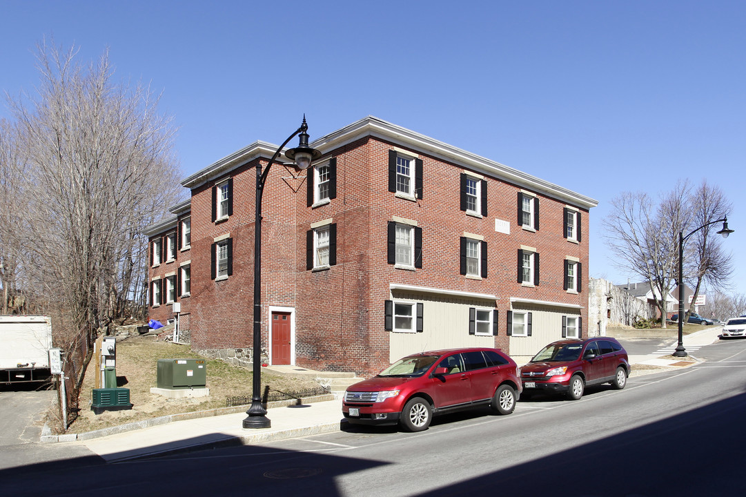 70 Main St in Newmarket, NH - Building Photo