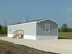 611 W Farmington Rd in Van Alstyne, TX - Building Photo