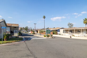 Green River Village in Corona, CA - Foto de edificio - Building Photo