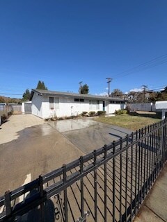 2103 Avalon Ave in Pomona, CA - Foto de edificio