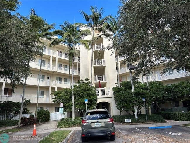 property at 3600 Oaks Clubhouse Dr