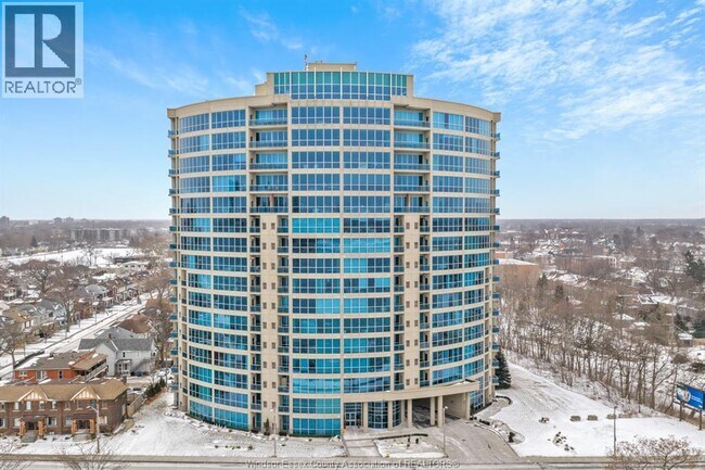 1225 Riverside Dr W in Windsor, ON - Foto de edificio - Building Photo