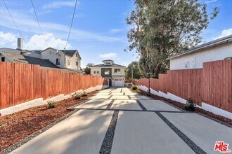 10347 Hillhaven Ave in Los Angeles, CA - Building Photo - Building Photo