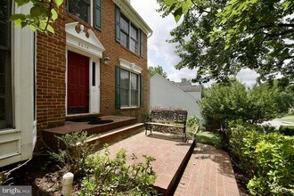 8614 Oak Chase Cir in Fairfax Station, VA - Building Photo - Building Photo