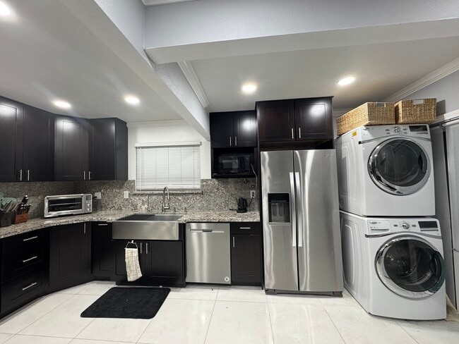 1313 W 4th St, Unit Main House in Santa Ana, CA - Foto de edificio - Building Photo