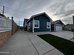 3838 Balmont St in Lancaster, CA - Foto de edificio - Building Photo