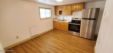 116 Clamsteam Rd-Unit -Apt 3 in Clifton Park, NY - Building Photo - Building Photo