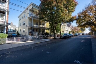 77 Heath St, Unit #2 in Somerville, MA - Foto de edificio - Building Photo