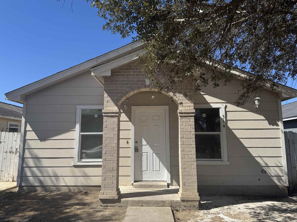 314 Redfish Dr in Laredo, TX - Building Photo