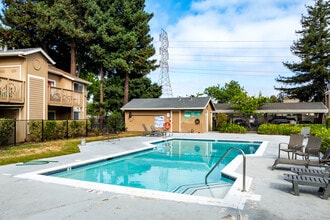 Lund Garden Apartments in Hayward, CA - Foto de edificio - Building Photo