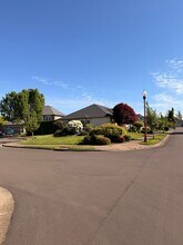 2545 Walnut Ridge Dr in Springfield, OR - Building Photo - Building Photo