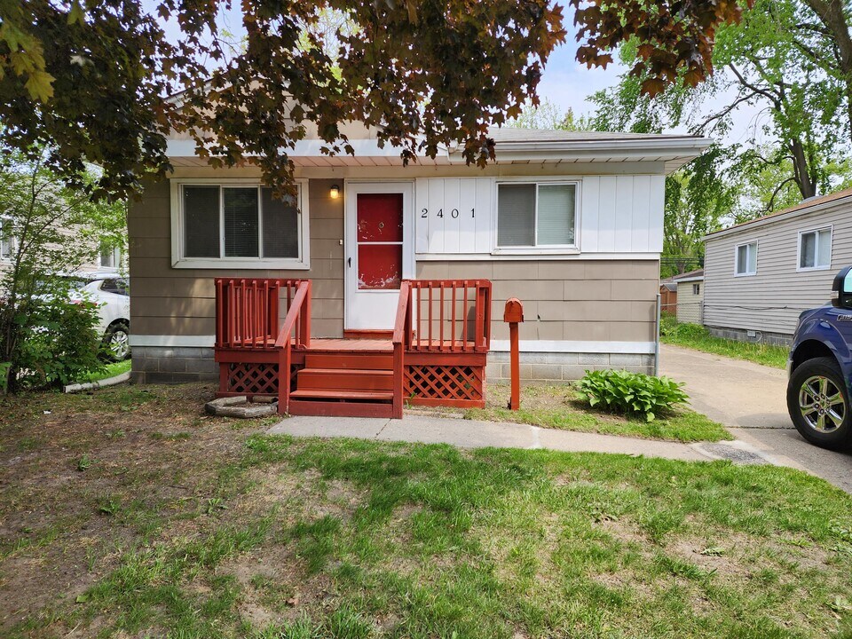 2401 Waltz Ave in Warren, MI - Building Photo