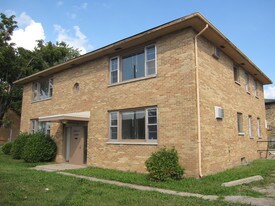 2413 Fish Hatchery Rd in Madison, WI - Building Photo
