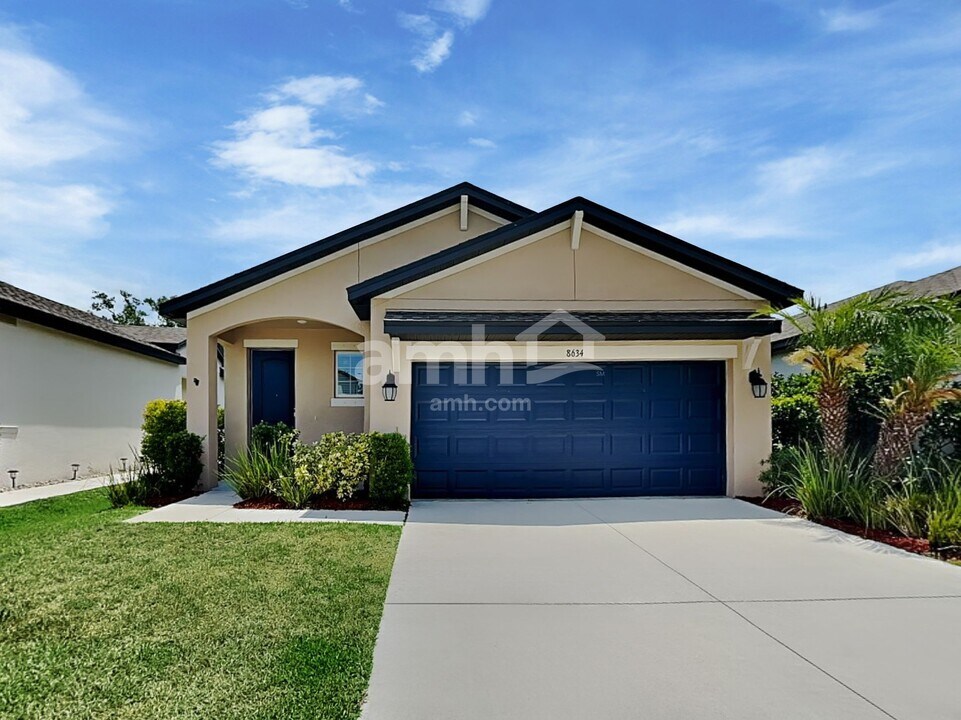 8634 Firefly Pl in Parrish, FL - Building Photo